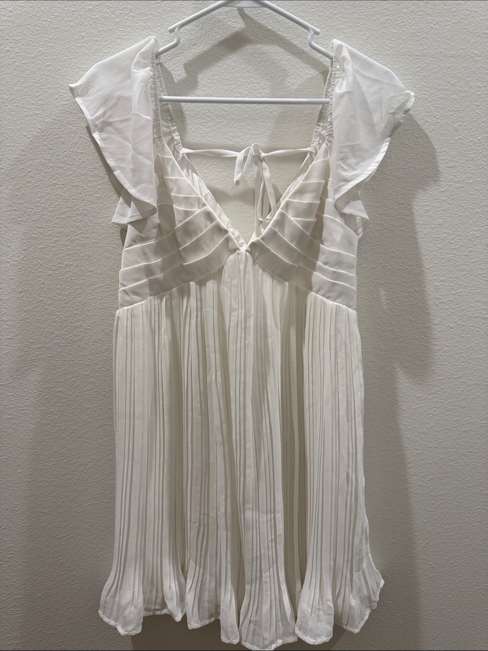 Lulu's White Pleated Flutter-Sleeve Tunic with V-Tie Back